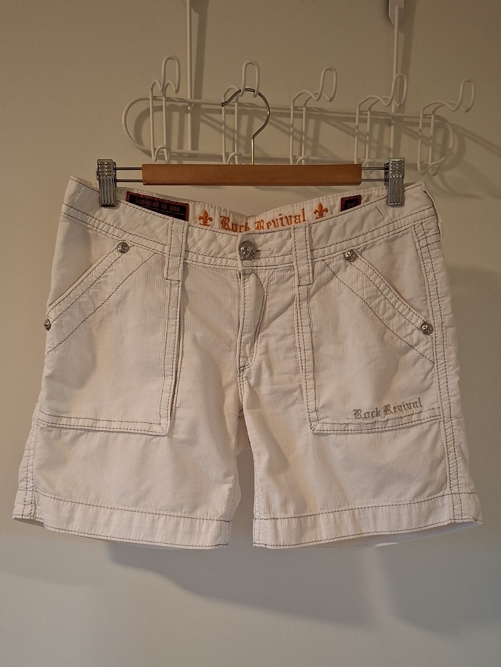 Rock Revival Y2K Inspired White Shorts w/ Silver Stitching & Accents (US 29)